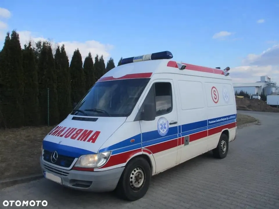Білий автомобіль швидкої допомоги на стоянці